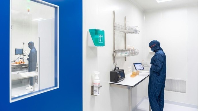 Habillage en plastique sur-mesure conçu sans moule pour équipements de décontamination aérienne Habillage en plastique sur-mesure conçu sans moule pour équipements de décontamination aérienne